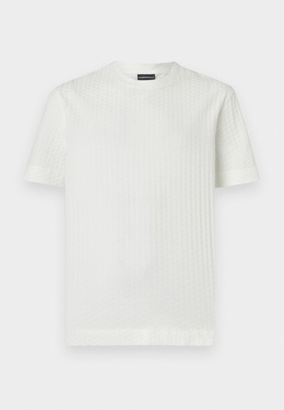 Λευκό T-shirt από υφασμάτινη ύφανση με μοτίβο πλέγματος, με στρογγυλή λαιμόκοψη και κοντά μανίκια.