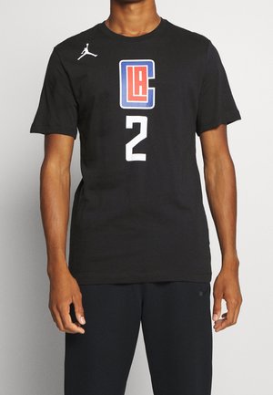 Osoba nosząca czarną koszulkę z czerwono-niebieskim logo LA Clippers, białą cyfrą 2 oraz małym białym logo Jumpman na piersi.