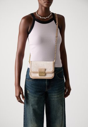 Borsa a tracolla beige con dettagli in oro, tracolla a catena e motivo testurizzato; forma rettangolare con pattina anteriore e bordi in contrasto.