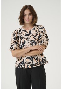 Blusa multicolore con maniche a sbuffo; presenta un audace motivo astratto nei colori pesco, nero e crema. Tessuto morbido, scollatura rotonda, vestibilità morbida.