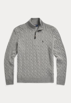 Lysegrå kabelstrikket sweater med kvart-lynlås krave og ribstrikkede manchetter og kant, med en lille mørk broderet logo på brystet.
