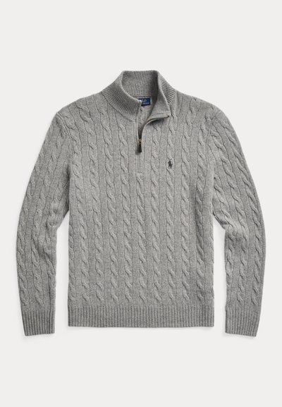 Maglione grigio chiaro lavorato a trecce con collo con mezza cerniera e polsini e orlo a coste, con piccolo logo scuro ricamato sul petto.