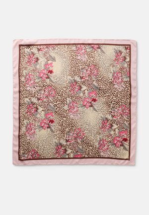 Silk tørklæde med et blomstermotiv i pink og grå på en brun leopardmønsterbaggrund, indrammet af en lyserød satinrand.
