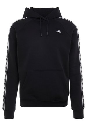 Schwarzer Kapuzenpullover mit Fronttasche, weißem Logo auf der Brust und weißen, gemusterten Streifen, die an beiden Ärmeln entlanglaufen.
