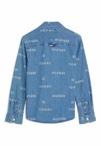 Koszula dżinsowa w jasnoniebieskim kolorze z białym nadrukiem "TOMMY HILFIGER". Zapięcie na guziki przy mankietach oraz klasyczny kołnierzyk z tylnym przeszyciem.