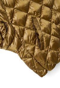 Olivgrüner, gesteppter Steppstoff mit glänzender, glatter Oberfläche, diamantförmigen Steppnähten und offener Taschenoptik.