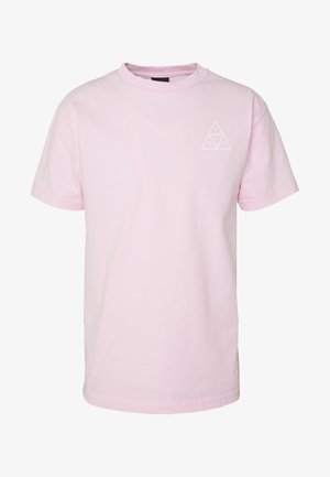 Camiseta de algodón rosa con mangas cortas y cuello redondo. Presenta un pequeño logo triangular blanco en el área del pecho izquierdo.
