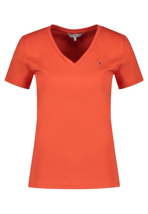 Pomarańczowy damski T-shirt z krótkim rękawem i dekoltem w serek, z małym logo flagi Tommy Hilfiger na lewej piersi.