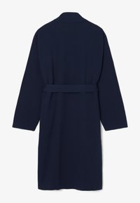 Accappatoio lungo di un blu navy realizzato in tessuto morbido, con vita legata, colletto a scialle e maniche lunghe, caratterizzato da un design semplice e minimalista.
