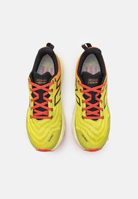 New Balance FUELCELL VENYM - Trail tekaški čevlji - khaki