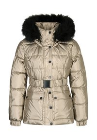 Veste matelassée beige avec une taille ceinturée, capuche en fausse fourrure noire, fermetures à pression et à zip, et deux poches avant. Matériau lisse et brillant.