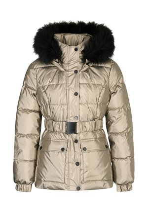 Veste matelassée beige avec une taille ceinturée, capuche en fausse fourrure noire, fermetures à pression et à zip, et deux poches avant. Matériau lisse et brillant.