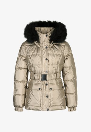 Beige pufferjack met een ceintuur in de taille, een zwarte nep bont capuchon, drukknopen en ritssluiting, en twee voorzakken. Glad, glanzend materiaal.