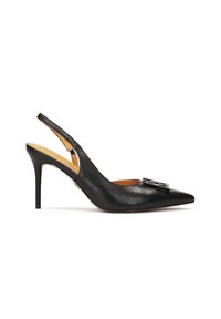 Čierne kožené slingback lodičky s špicatou špičkou a dekoratívnym kovovým doplnkom na prednej strane. Disponujú štíhlou ihlou a štruktúrovaným povrchom.
