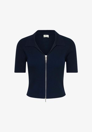Haut en maille côtelée bleu marine à manches courtes avec un col large et une fermeture éclair à l'avant. Le matériau semble lisse avec une légère brillance au toucher.
