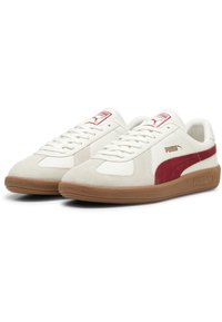 PUMA-sneakers med hvit lær og røde semsket skinn-detaljer, med snøring, polstret krage og brun gummisåle.