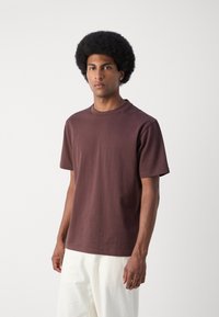 Lindbergh O NECK TEE OVERSIZE - Navadna majica - berry brown