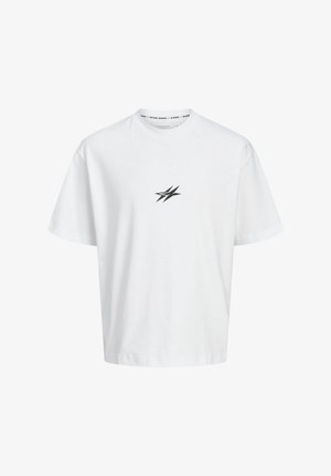 Valge lühikeste varrukatega T-särk, millel on rindkere keskosas väike must abstraktne tähe logo ja ümmargune kaelus.