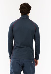 Marineblaues Langarmhemd mit einem hohen Kragen, verziert mit roten Akzentnähten und einem strukturierten Stoff. Einfaches Design mit schmaler Passform.