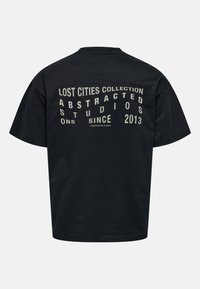Zwarte katoenen T-shirt met korte mouwen, voorzien van een grafische print op de achterkant in lichtgrijze tekst. De tekst bevat "VERLOREN STEDEN COLLECTIE" en "2013."