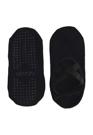 Pari mustia balettisukkia, joissa toisissa silikonipitoiset pisteet pohjassa ja toisissa kuminauhalla ristiin menevät hihnat päällä.