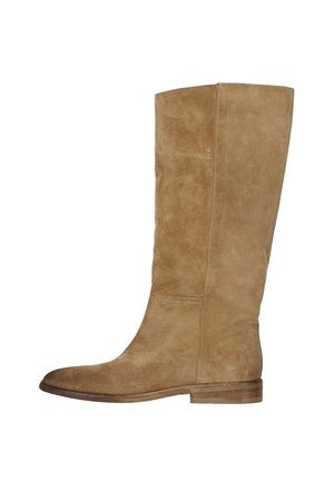 Stivale in camoscio color cuoio a metà polpaccio con tacco basso in legno e punta arrotondata, mostrato di profilo su sfondo bianco.