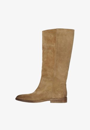 Stivale in camoscio color cuoio a metà polpaccio con tacco basso in legno e punta arrotondata, mostrato di profilo su sfondo bianco.