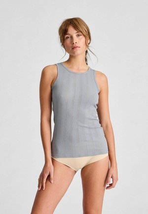 Top fără mâneci, gri, cu textură canelată, decolteu rotund și design strâns. Asortat cu fundul de bikini bej deschis.