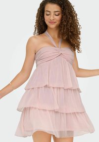 Trägerloses pinkes, gestuftes Kleid mit gerafftem Oberteil und Halterneck. Hergestellt aus leichtem, durchsichtigem Stoff mit einer sanften, fließenden Textur.