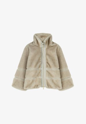 Giacca in pelliccia sintetica beige con colletto alto, maniche a campana, dettagli in cucitura orizzontale e chiusura frontale con zip dorata.