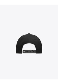 Svart snapback-lue med rund krone og flat skjerm, med teksturert stoff og justerbar plaststropp bak.