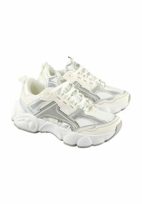 Valged ja hõbedased sportlikud jalanõud, millel on võrgust ülemine osa, pehme keel ja massiivne tald. Funktsioonid sünteetilised aktsendid ja tekstureeritud muster.