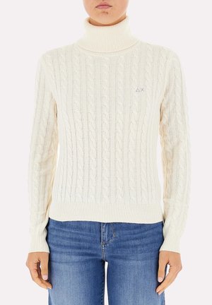 Maglione a collo alto in maglia cable-knit color crema. Presenta polsini e orlo a costine, un motivo tessuto e un piccolo logo sul petto.