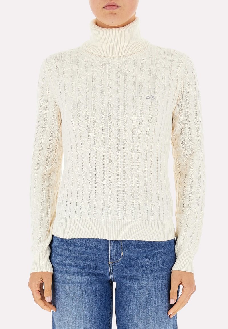 Maglione a collo alto in maglia cable-knit color crema. Presenta polsini e orlo a costine, un motivo tessuto e un piccolo logo sul petto.