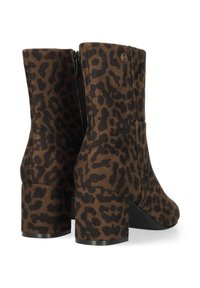 Botines de ante sintético marrón con un patrón de leopardo, puntera redonda y tacón cuadrado, que cuentan con una cremallera lateral y acentos de hardware mínimos.