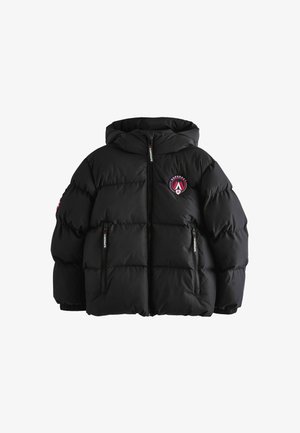 Sort pufferjakke med hætte, der har en frontlynlås, to sidelommer og et logo-patch på brystet og ærmet. Tyk, quiltet design.