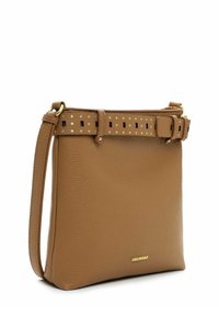 Pruun nahkkäekott, millel on sile tekstuur, läbipistetud rihm ja kuldse tooni riistvara. Üks reguleeritav õlarihm.