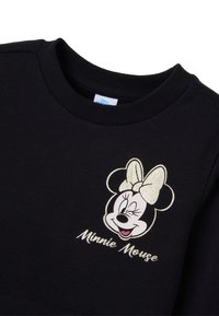Schwarzer Sweatshirt mit einem großen, goldenen aufgestickten Motiv des Kopfes einer Cartoonfigur mit einer Schleife und dem Text "Minnie Mouse" darunter.