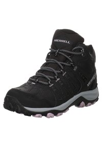 Botte de randonnée Merrell noire avec des lacets gris et noirs, semelle robuste avec des accents roses et maintien rembourré de la cheville.