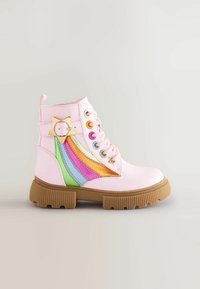 Stivaletto alla caviglia in pelle sintetica rosa con strisce multicolor, dettaglio in metallo dorato e suola in gomma spessa. Presenta una chiusura con lacci.