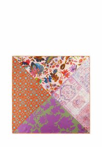 Zijden sjaal met vier verschillende stoffen secties: bloemmotieven in roze en oranje, geometrische ontwerpen in turquoise en een paarse bloemaccent.