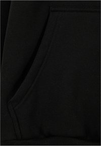 Schwarzer Baumwoll-Hoodie mit einer Vordertasche. Hat eine strukturierte Oberfläche und elastische Bündchen am Saum und an den Ärmeln. Einfaches, klassisches Design.