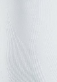 Tissu blanc texturé présentant de légères ondulations et un motif tissé lisse. La surface est douce avec un léger éclat, ce qui renforce la profondeur visuelle.