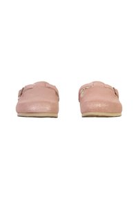 Roze instapschoenen met een gladde textuur, voorzien van twee bovenste banden en een glinsterende afwerking. De zool is licht van kleur en plat.