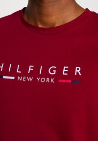 Tommy Hilfiger NEW YORK TEE - Trükipildiga T-särk - regatta red