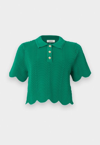 Πράσινο κοντομάνικο πλεκτό πόλο με υφή κυμάτων, κυματιστές άκρες και τρία διακοσμητικά χρυσά κουμπιά κάτω από τον γιακά.