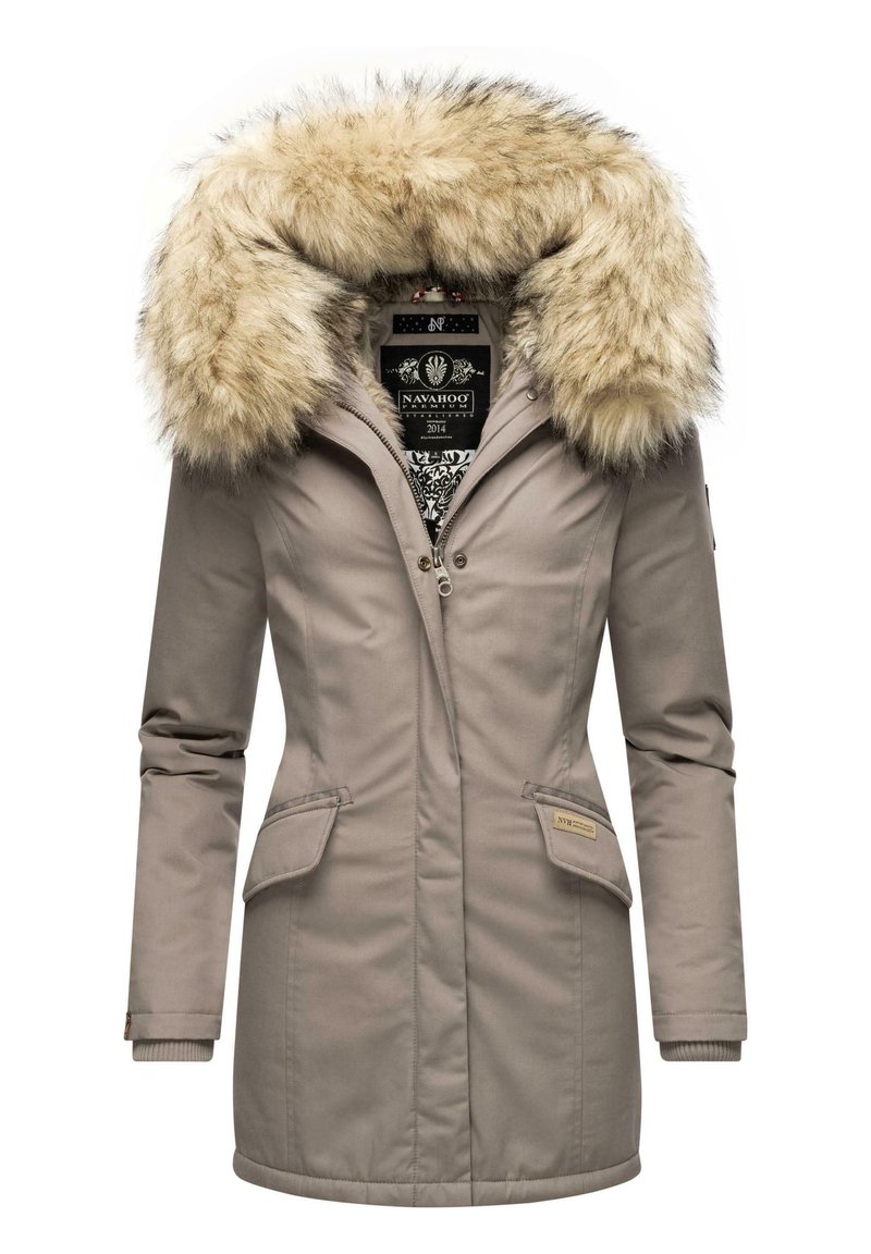 Chaqueta parka beige con una gran capucha de piel sintética, dos bolsillos frontales y puños acanalados. Cuenta con un cierre de cremallera y botón, con etiqueta de la marca en el interior.