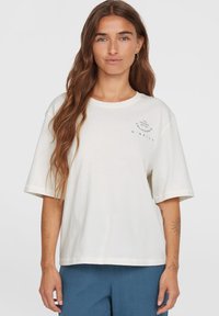 Wei�ßes Baumwoll-T-Shirt mit kurzen Ärmeln, rundem Halsausschnitt und bedrucktem Logo-Design im linken Brustbereich. Glatte Textur und lockere Passform.
