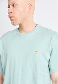 Carhartt WIP CHASE - Basic T-shirt - frosted green/gold