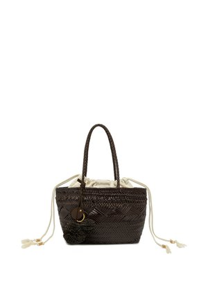 Sac à main tissé brun foncé avec deux poignées, fermeture à cordon en tissu crème, pompon décoratif et étiquette en cuir attachés.